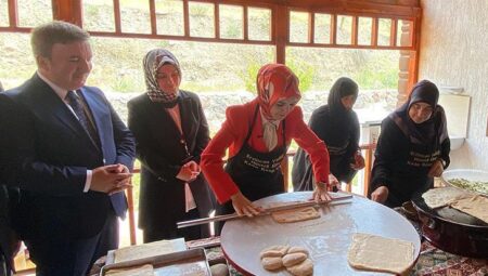 Bakan Göktaş, kadın kooperatifi açılışında oklavayla hamur açtı