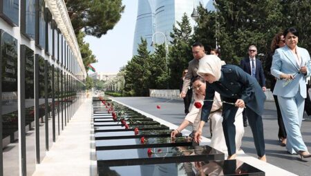Bakan Göktaş’tan Bakü’de şehitlik ziyareti