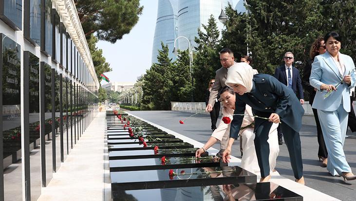 Bakan Göktaş’tan Bakü’de şehitlik ziyareti