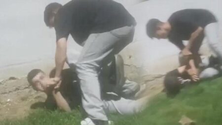 Çocuk parkında akran zorbalığı! Tekraren yüzünü yumrukladı