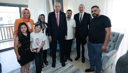 Cumhurbaşkanı Erdoğan’dan depremzede aileye ziyaret