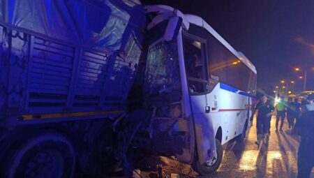 Emekçi servis minibüsü, park halindeki TIR’a çarptı: 5’i ağır, 20 yaralı
