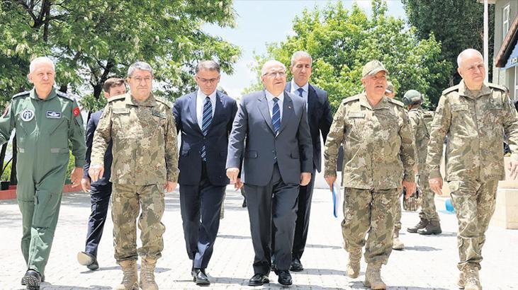 Güler ve kumandanlar İran hududunda