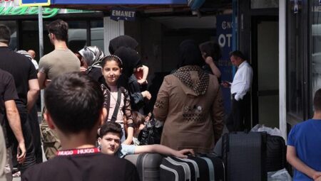 Hava alanı kapandı! Ülkelerine dönmek isteyen İranlılar otogara akın etti
