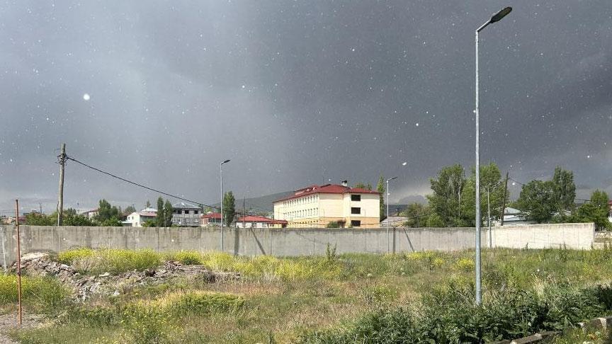 Her yer bir anda beyaza büründü! ‘İlk kez bu kadar ağır yağdı, araçlar durdu’