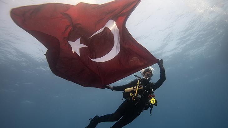 Jandarma’nın 186. yılı su altında pankartla kutlandı! Bakan Yerlikaya’dan ‘Teşekkür’ mesajı