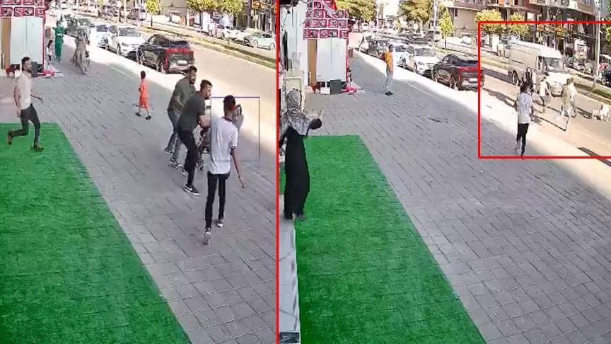 Kaldırımda başlayan hengame feci sonla bitti! İstikrarını kaybetti, minibüsün altında can verdi