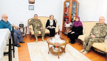 Kumandandan şehit ailelerine ziyaret