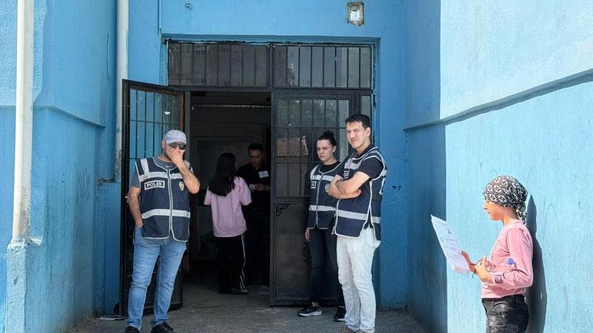 LGS’den görüntüler… Geç kalan öğrencilerin panik anları