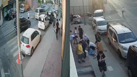 Minibüsle gelen küme tekme tokat saldırdı! Güvenlik kamerası her şeyi kaydetti