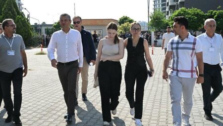 Özgür Özel, Ferdi Zeyrek’in kızı Irmak’ı imtihan sabahı yalnız bırakmadı