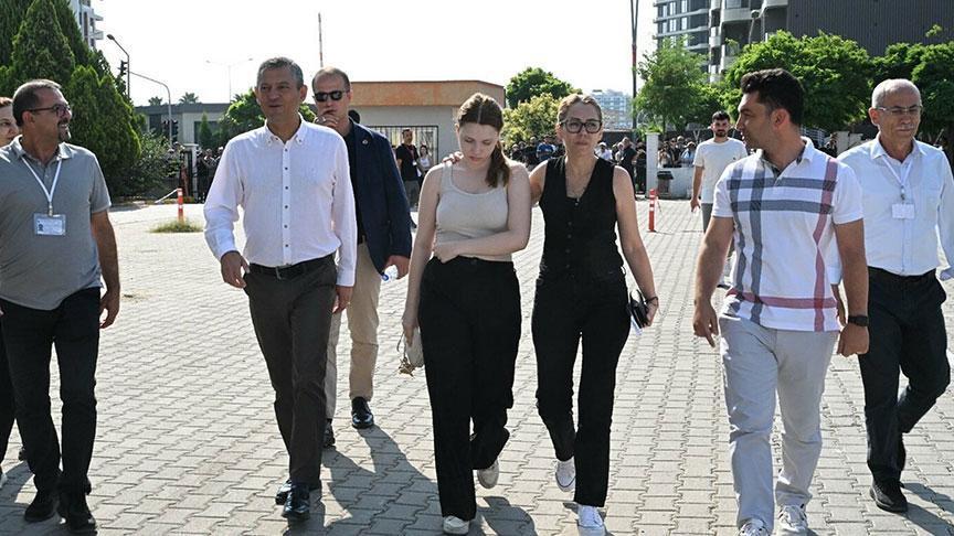 Özgür Özel, Ferdi Zeyrek’in kızı Irmak’ı imtihan sabahı yalnız bırakmadı