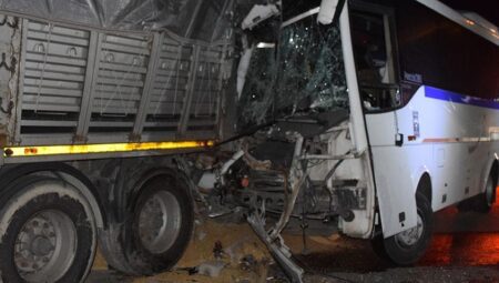 Personel servisi park halindeki TIR’a çarptı! Yaralılar var