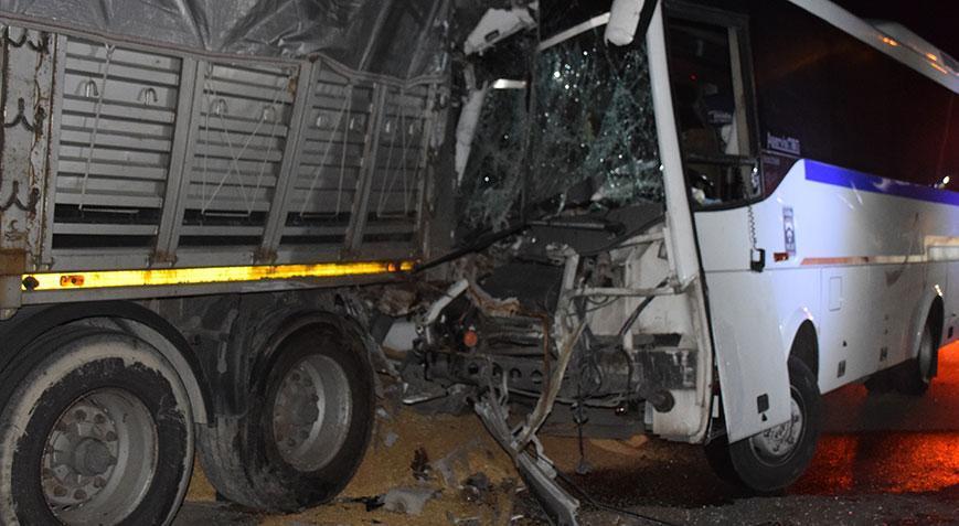 Personel servisi park halindeki TIR’a çarptı! Yaralılar var