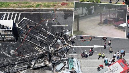 Sakarya’da vahim kaza! Üç TIR birbirine girdi