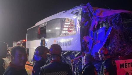 Sakarya’da yolcu otobüsü TIR’a çarptı: Çok sayıda yaralı var