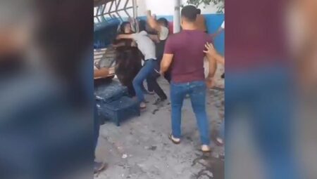 Semt pazarı savaş alanına döndü: Bayan ve pazarcı kasalarla birbirine girdi