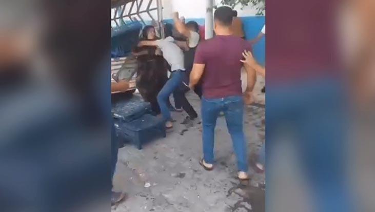 Semt pazarı savaş alanına döndü: Bayan ve pazarcı kasalarla birbirine girdi