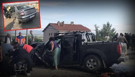 Uşak’ta kamyonet ile araba baş başa çarpıştı: 1 meyyit, 1 yaralı