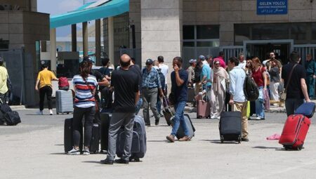Van’da yoğunluk: İran hava alanı kapanınca Türkiye’den akın başladı