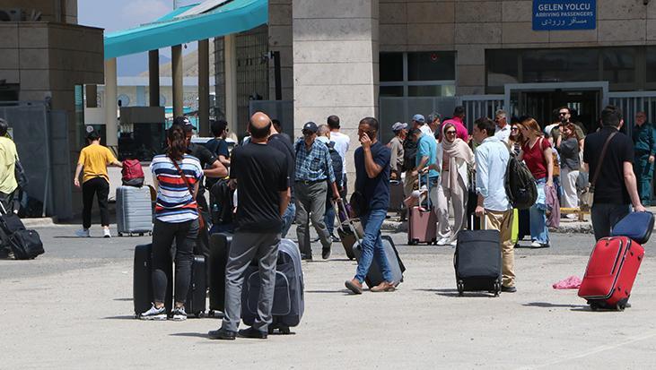 Van’da yoğunluk: İran hava alanı kapanınca Türkiye’den akın başladı