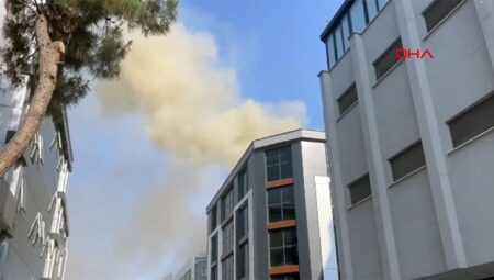 Yenibosna’da 4 katlı iş merkezinin çatısında yangın