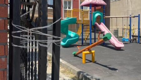 10 yaşındaki Eymen’in vefatına neden olan demir kapı iple bağlanıp kullanılmaya devam edildi