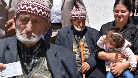 100 yaşına girdi ve torununun torunuyla pasta üfledi! İşte uzun ömrün şaşırtan sırrı