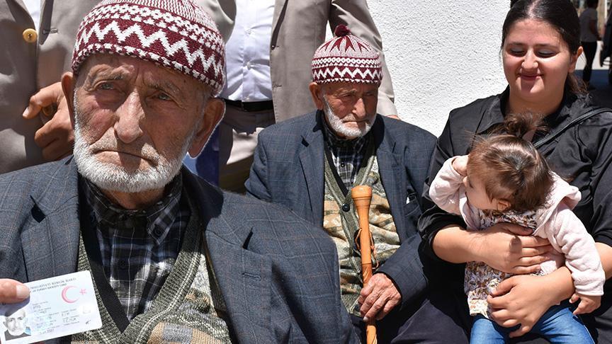 100 yaşına girdi ve torununun torunuyla pasta üfledi! İşte uzun ömrün şaşırtan sırrı