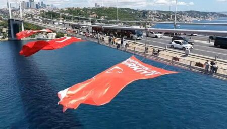 15 Temmuz Şehitler Köprüsü’ne Türk bayrağı asıldı: Tüm dünyaya ispatladı