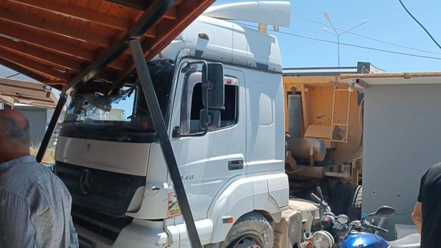 16 yaşındaki ehliyetsiz şoför dehşet saçtı! Fırına kamyon daldı, vefattan döndüler