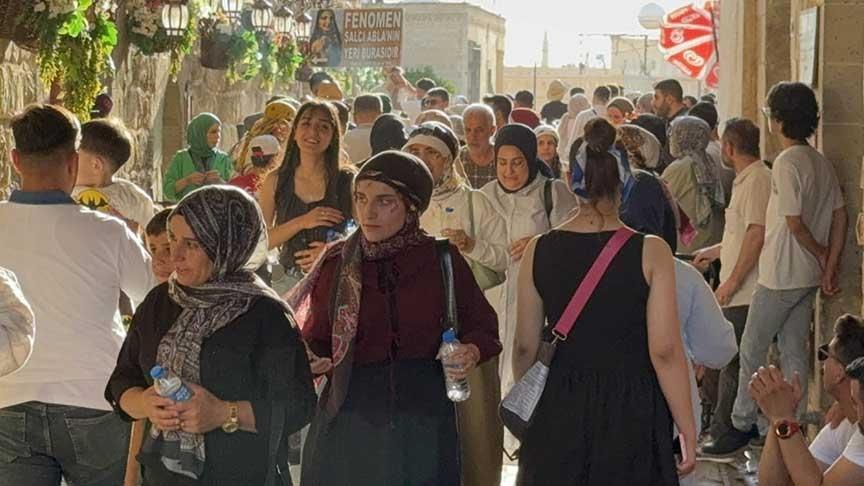40 derecelik sıcaklığa karşın kente akın ettiler! ‘Bu taşları görmek için bile gelebilirler’