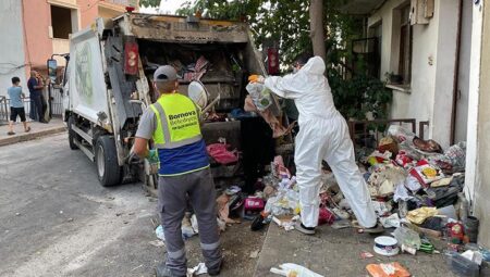 7 yılın çöpü temizlendi! 4 kişinin yaşadığı makûs kokulu mesken kamyonlarla tahliye edildi