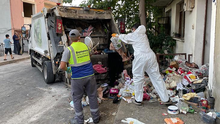 7 yılın çöpü temizlendi! 4 kişinin yaşadığı makûs kokulu mesken kamyonlarla tahliye edildi