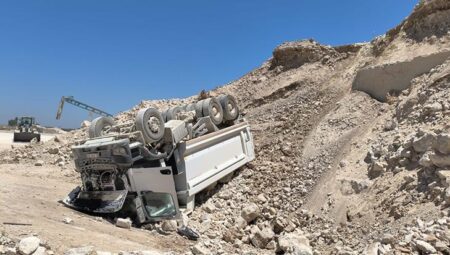 Adana’da devrilen hafriyat kamyonunun şoförü hayatını kaybetti