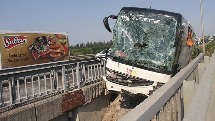 Antalya’da tıp otobüsü köprü bariyerleri ortasında sıkıştı