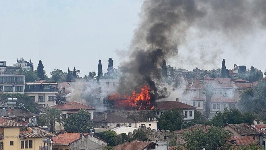 Antalya’da yangın! Alevler biri otel, 3 iş yerini sardı