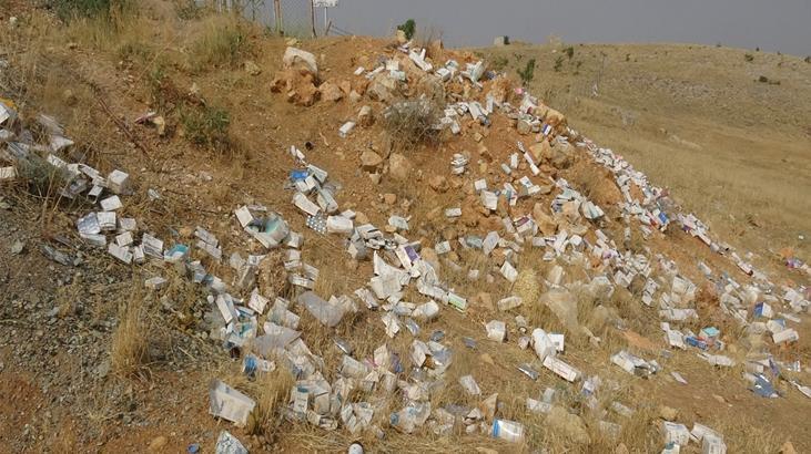 Arıza yapan aracını durdurdu gözlerine inanamadı! Tamamı kullanılmamış ve yol kenarında atılı