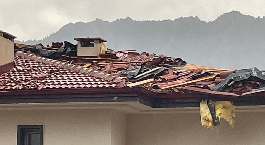 Artvin’de fırtına vurdu! Birtakım konutların çatıları uçtu