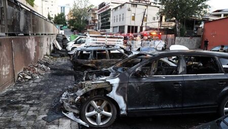 Ataşehir’de yangın: Park halindeki arabalar yandı