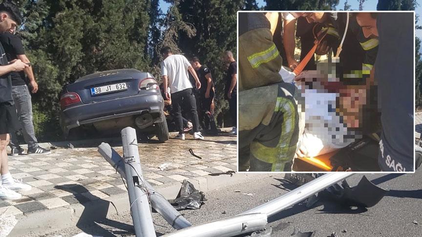 Aydınlatma direğine çarpan araba, kaldırımda asılı kaldı