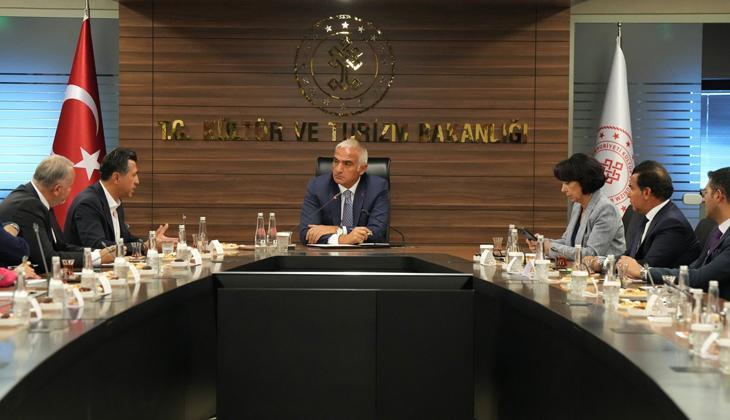 Bakan Ersoy, BETUYAB Yönetim Kurulu Lideri ve üyeleriyle bir ortaya geldi