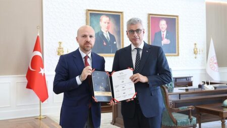 Bakan Memişoğlu İlim Yayma Vakfı Mütevelli Heyeti Başkanı Bilal Erdoğan ile bir ortaya geldi