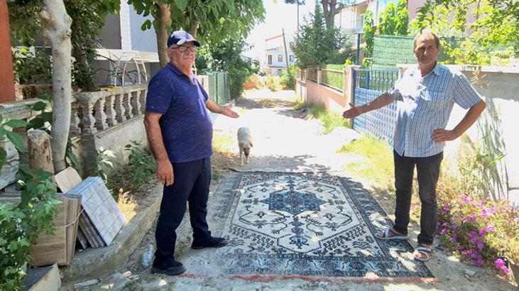 Belediye yol yapmayınca vatandaş sokağa halı sermek zorunda kaldı