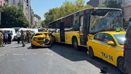 Beyoğlu’nda 9 aracın karıştığı zincirleme kaza anı kamerada