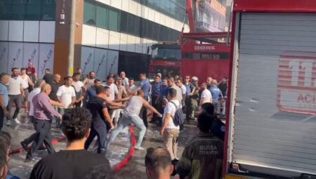 Bursa’da dokumacılık atölyesinde yangın çıktı, iş yeri sahibi itfaiye gruplarına saldırdı