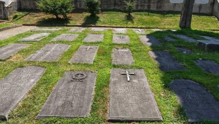 Çocuk parkında 150 yıllık mezar taşları! Şok gerçek çıktı: ‘Banyo fayansı yaptılar’