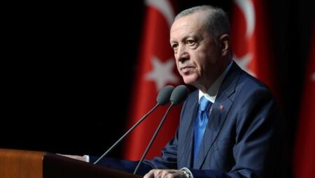Cumhurbaşkanı Erdoğan, KKTC dönüşünde uçakta değerli iletiler verdi: ‘Şara’yı yalnız bırakmayacağız’