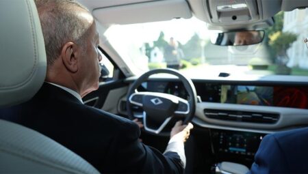 Cumhurbaşkanı Erdoğan Togg’un yeni modeli ile deneme sürüşü yaptı