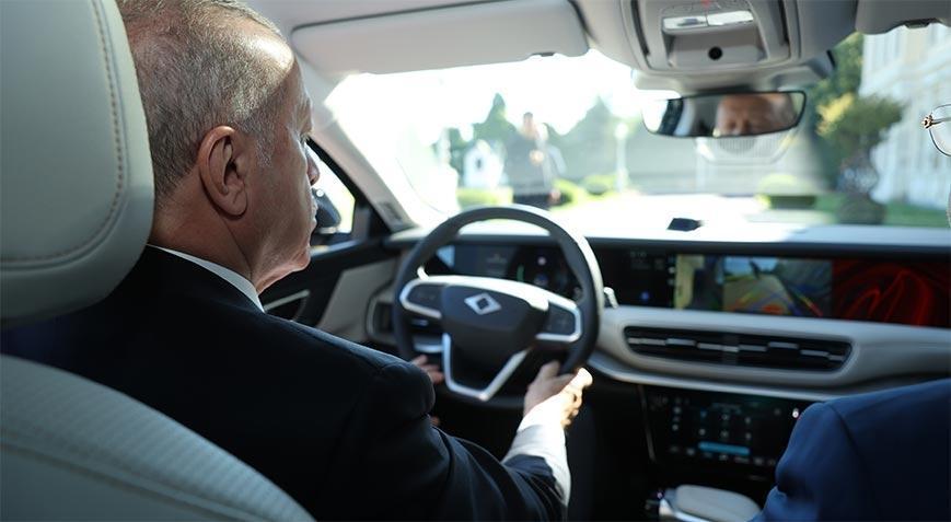 Cumhurbaşkanı Erdoğan Togg’un yeni modeli ile deneme sürüşü yaptı
